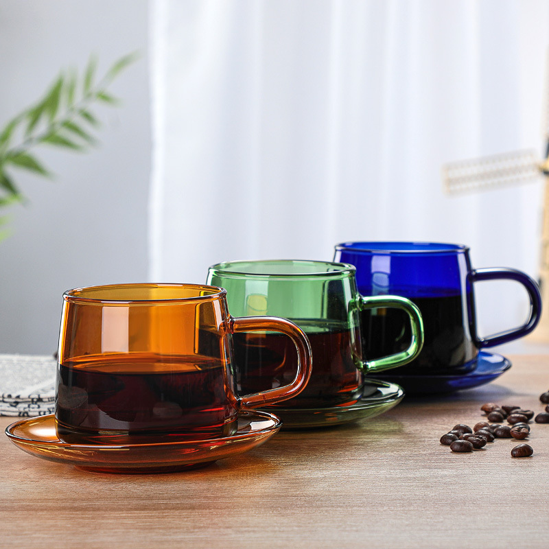 Taza de café colorida con mano - Wine Beer Store reseña y precio